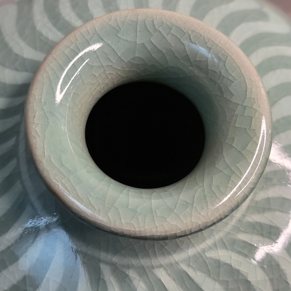 LARGE CELADON FLORA GREEN GLAZED CERAMIC POTTERY KOREAN VASE SIGNED 12" - Picture 4 of 13